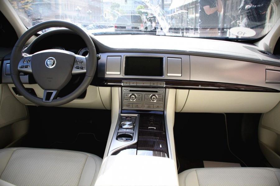 Jaguar XF 2008 года  (фото 150 из 175)
